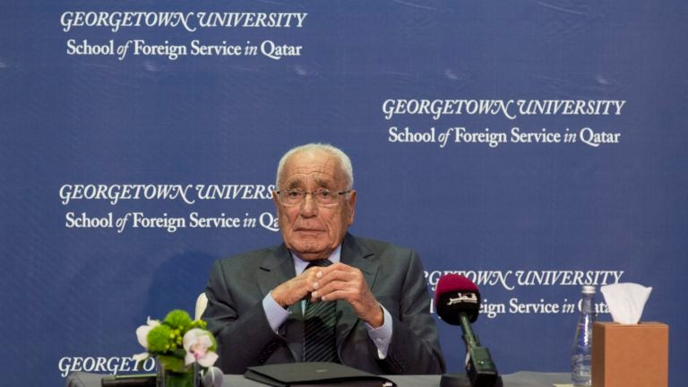 طلاب جامعة جوجتاون في قطر يلتقون الكاتب المصري هيكل