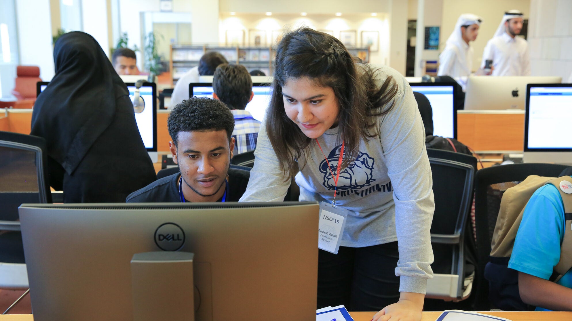 Student mentor helps a new student during orientation.