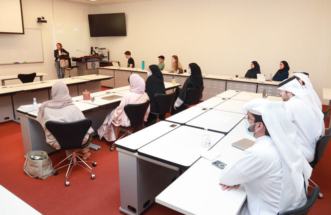 فصل غير تقليدي لأستاذة مبدعة يجتذب الطلاب القطريين